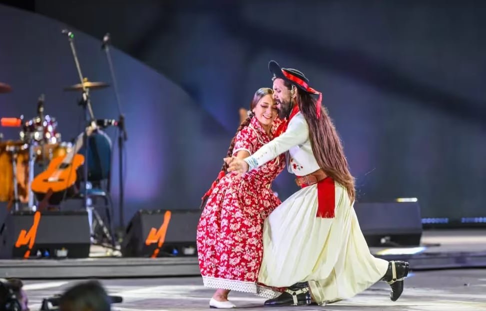 Cosquín: un bailarín le propuso matrimonio a su novia en el escenario