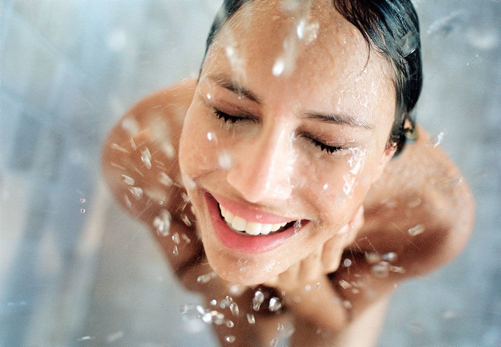 Los beneficios del agua fría para la piel